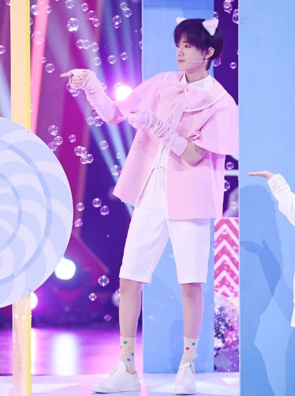 乖仔宋亚轩遭节目整蛊穿上长筒袜腿又细又长效果太惊艳了