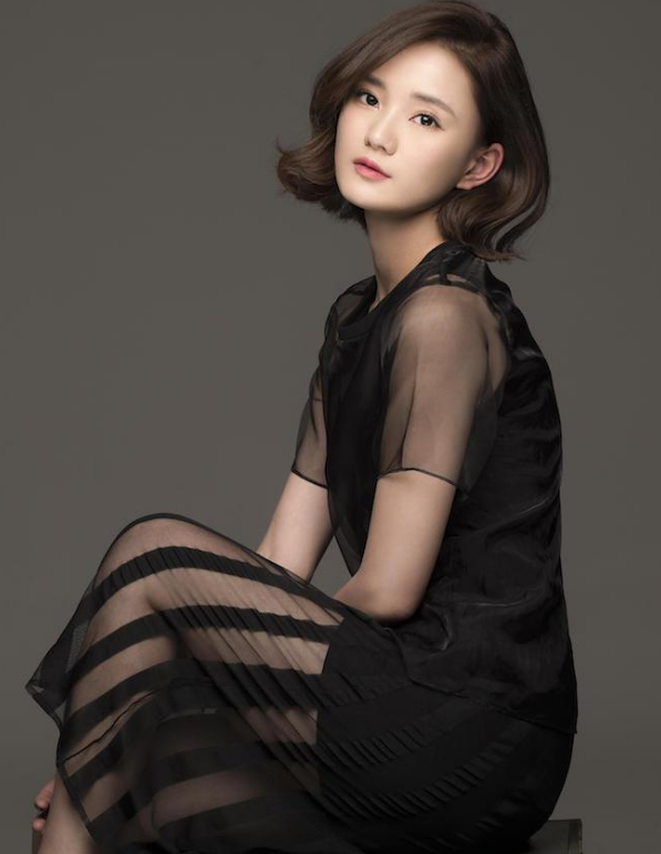 18岁靠父亲砸钱加戏,直接让黄圣依给她作配,35岁破产成柜姐