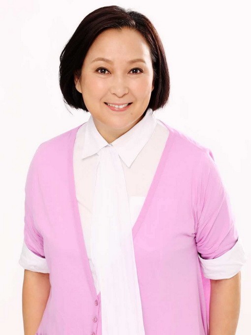 68岁综艺天后方芳与友聚餐室内吸烟手法娴熟环境显奢华