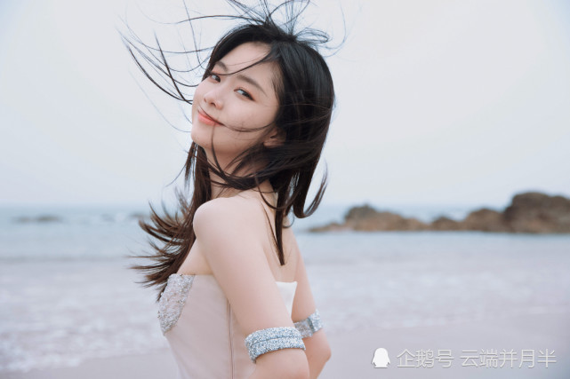 解锁谭松韵海边美图