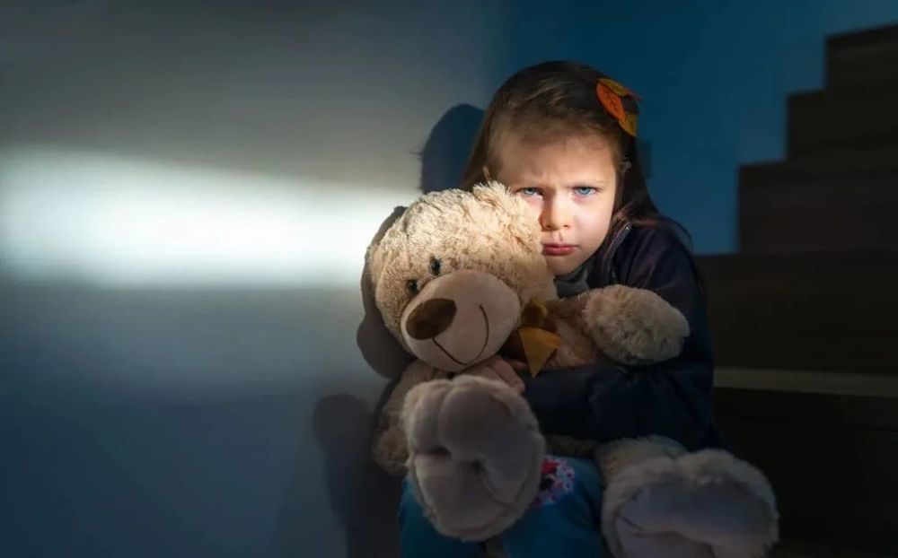 男孩性格胆小自卑原因是家庭环境影响三类家庭养出自卑孩子