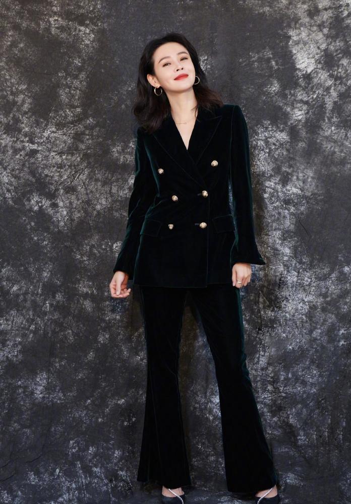 于明加很有"贵妇"气质范,穿红色上衣搭配半身裙,漂亮大气