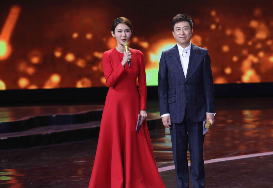 春晚主持龙洋收视夺冠却传替代董卿内幕她曾发声解释情况