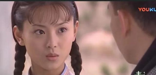 2005年《青城之恋》中饰演邓萃雯的养女赵雨阳,娟秀稚嫩,两根麻花辫