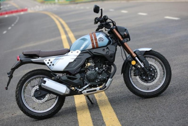 力帆200复古车,油箱绑皮带 毛毛虫坐垫,油耗2.2l,12880元