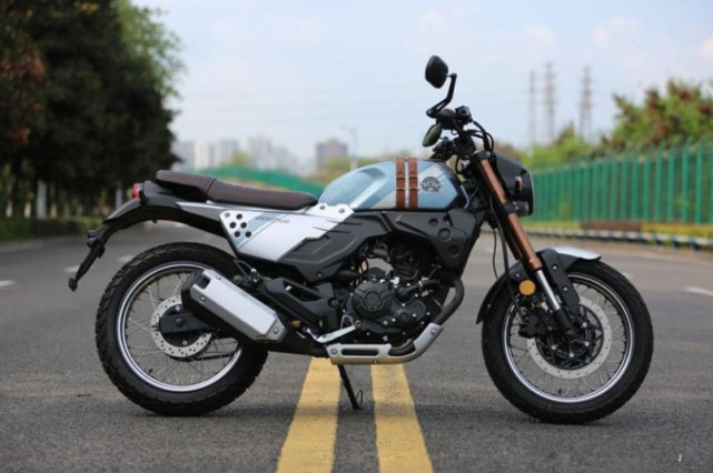 力帆200复古车,油箱绑皮带 毛毛虫坐垫,油耗2.2l,12880元