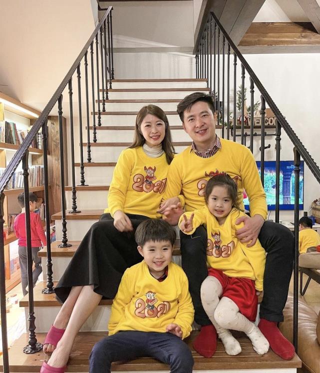 林志颖携妻儿到妈妈家过年,婆媳温馨合影,kimi带头玩棉花糖_腾讯新闻