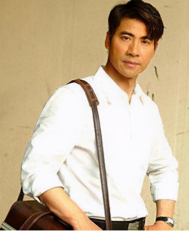 55岁婉君俞小凡近照,老公高大帅气,儿女没有遗传父母的好基因