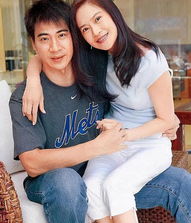55岁婉君俞小凡近照,老公高大帅气,儿女没有遗传父母的好基因