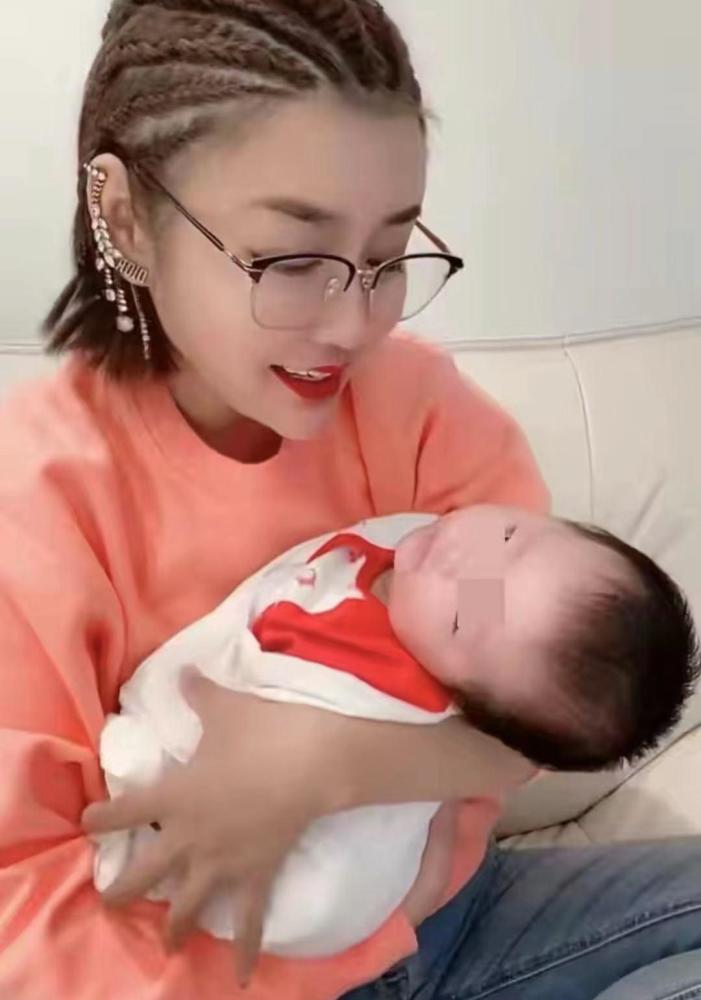 传媒旗下最优秀的两位女丑之一,另一位女丑是赵本山的女徒弟孙立荣