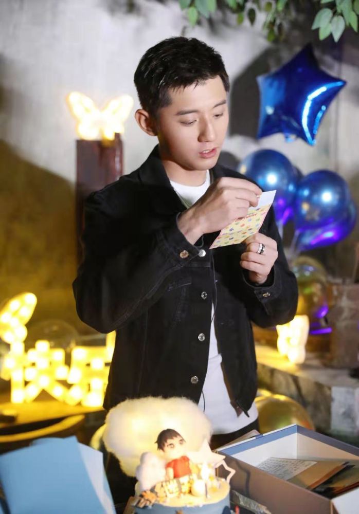 张继科33岁生日粉丝雇330架无人机表演用33张偶像照片拼鲜花