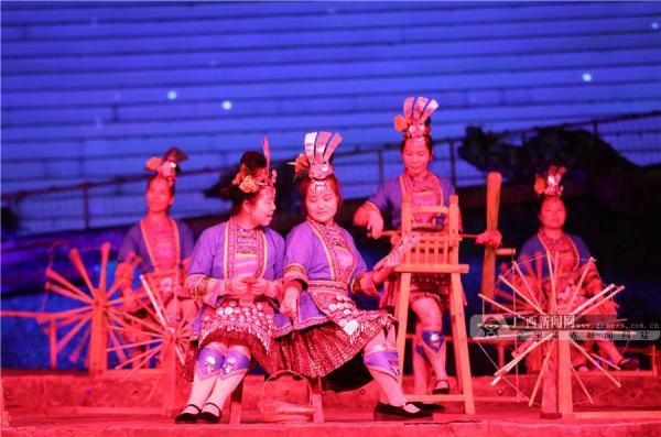 广西三江《坐妹》开演 八方游客乐享文化魅(图)(1/19)_腾讯新闻