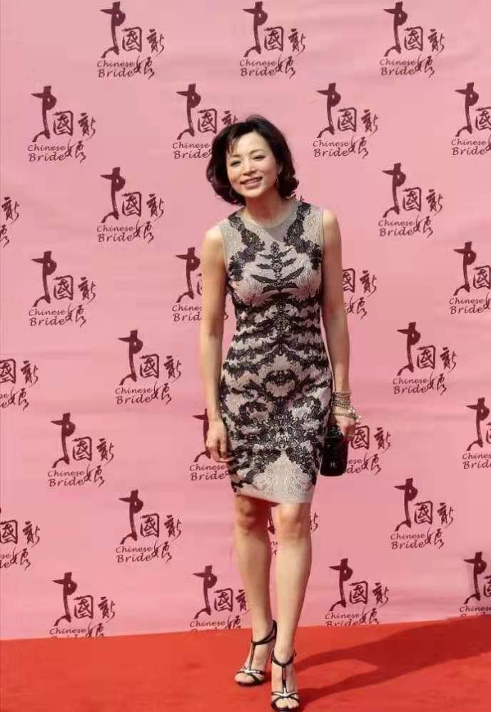 又被董卿美到了,红毯穿紧身连衣裙配高跟鞋,凹凸有致的身姿撩人