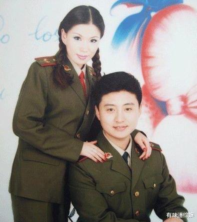 相声演员周炜45岁满头白发尽显沧桑与妻子站在一起像父女