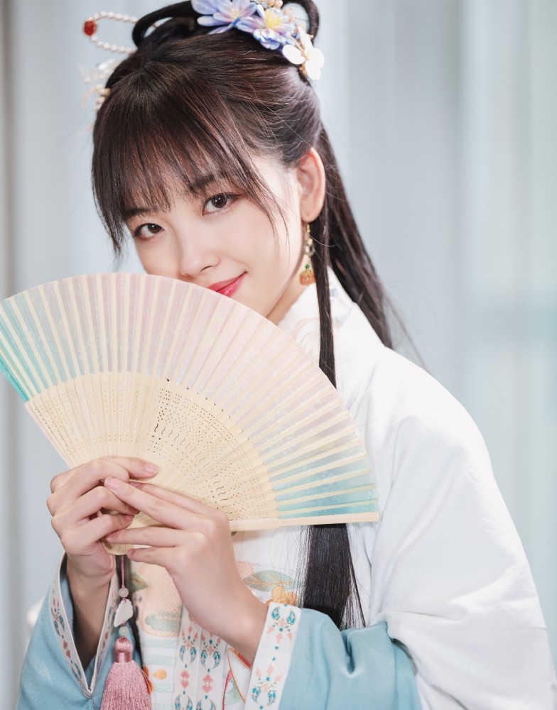 央视记者王冰冰汉服装尽显可爱美丽