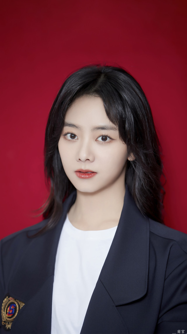 谭松韵黑西装新发型急速种草女主角从韩剧里走出来了