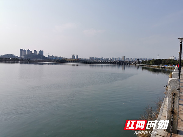 春节的坚守永州城管快速处置湘江河面漂浮物切实保障供水安全