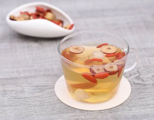 枸杞山楂茶:补肾降脂干山楂,枸杞各10克,开水浸泡20分钟,待温凉后当