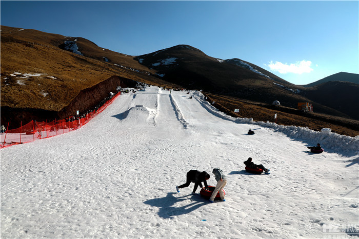 滑雪一点都不冷大海草山自驾游受热捧