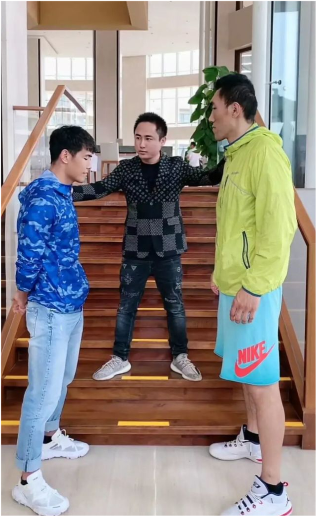 由于董建军的级别太大,体重整整比方便要重60kg,而且是职业运动员出身