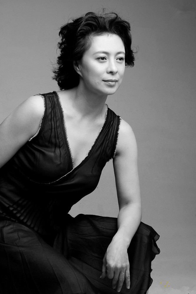 《你好李焕英》破23亿,刘佳演活贾玲母亲,60岁依旧是个美人_腾讯新闻