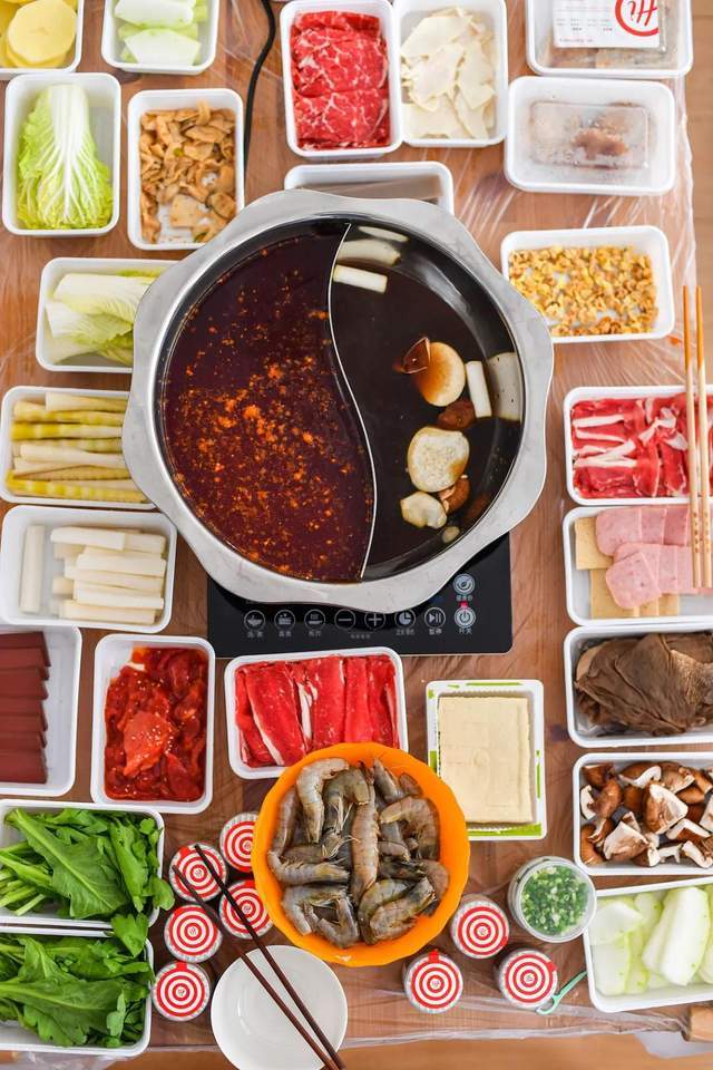 一时间,多个线上火锅外卖品牌如「董火锅」,「淘汰郎」,「锅否」