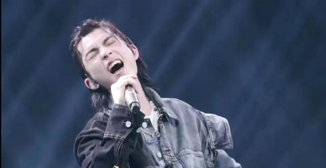 姜滨认真贯彻阳刚之气青3舞台像战狼各个都很用力的模样