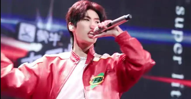 姜滨认真贯彻阳刚之气青3舞台像战狼各个都很用力的模样