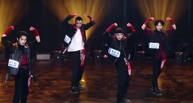 姜滨认真贯彻阳刚之气青3舞台像战狼各个都很用力的模样