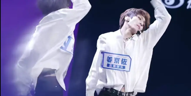 姜滨认真贯彻阳刚之气青3舞台像战狼各个都很用力的模样