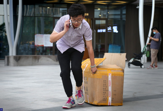 河南小伙摆"连锁地摊",每小时花12元雇人经营,月收入12000元