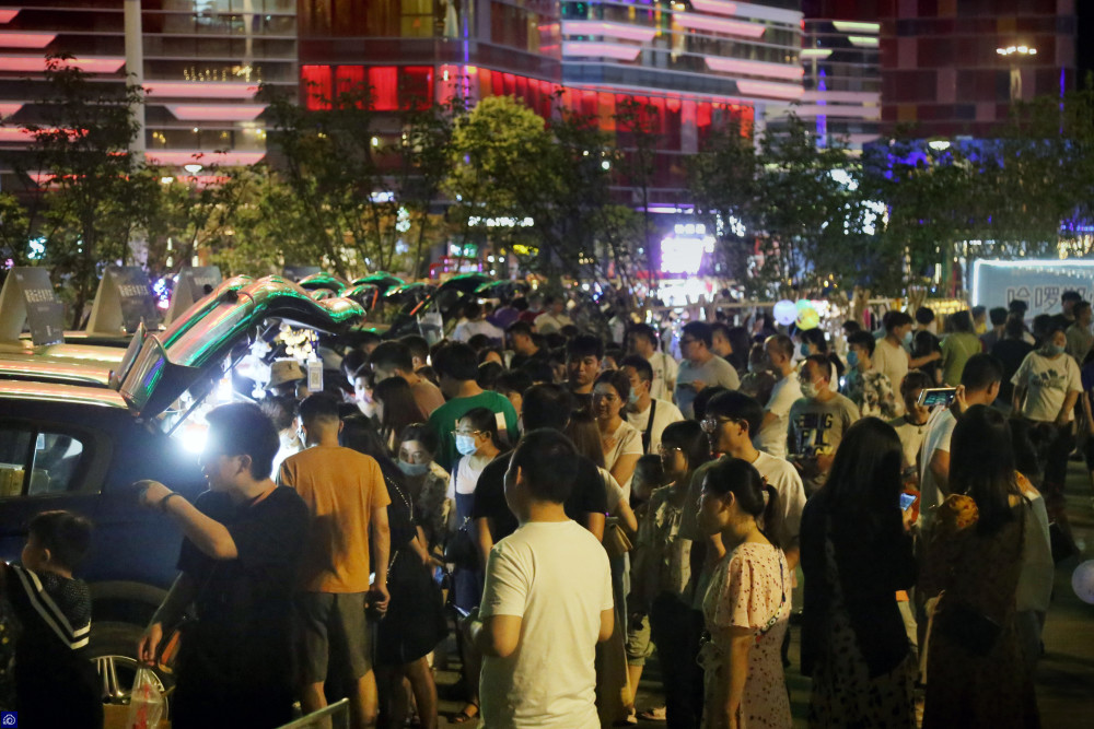 河南小伙摆"连锁地摊",每小时花12元雇人经营,月收入12000元