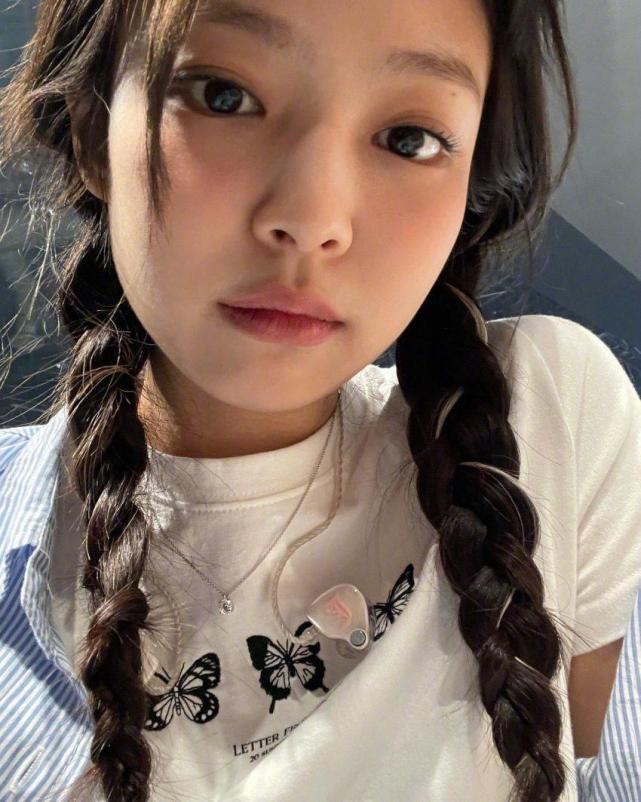 粉墨jennie素颜自拍太真实脚踩香奈儿丑拖鞋也美白色毛衣秒售罄