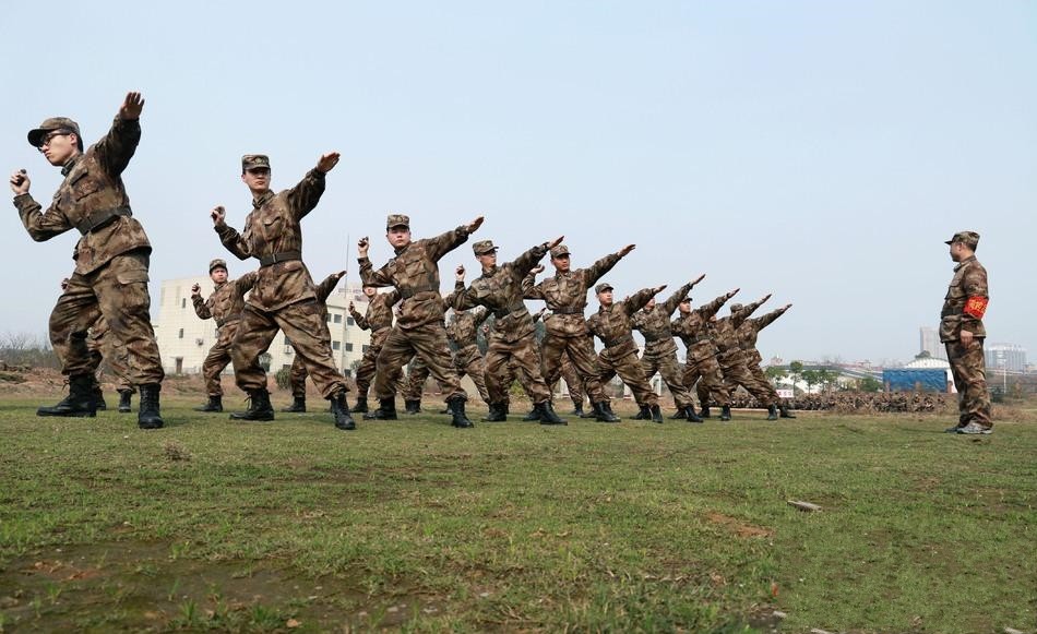 李云龙说手榴弹扔30米女人都行,看到军队最高纪录:真给国人长脸