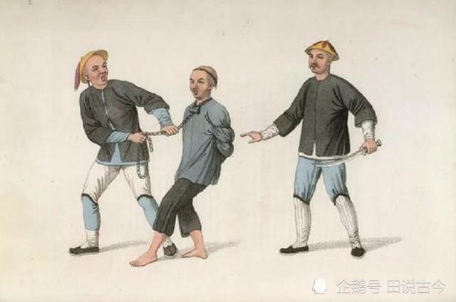 里面捆着一个人穿着蓑衣,赶紧给他解开,那人说:他叫赵铁头是京城捕头