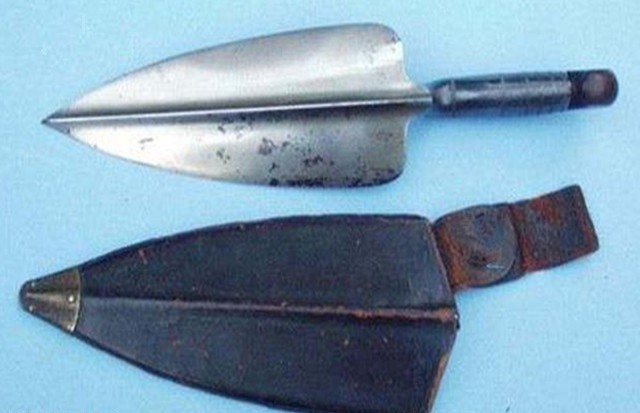 三大怪异冷兵器:一款美军挖战壕用,一款是非洲狩猎神器