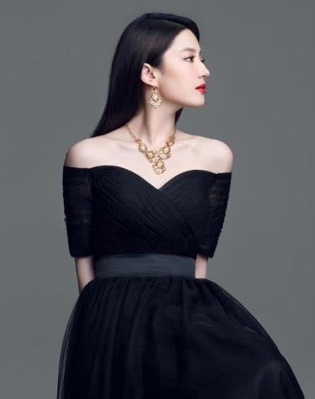 刘亦菲真会穿,一袭黑色吊带连衣裙,靓丽青春的女神谁不喜欢?_腾讯新闻