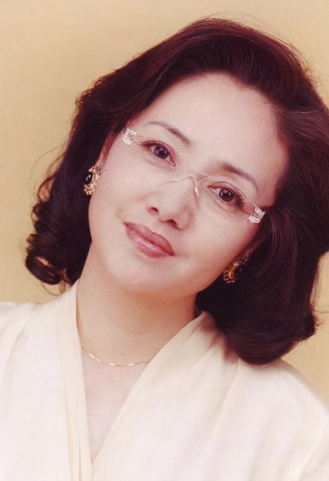 她是李幼斌的亲姐姐国家一级演员出道多年却拒绝与弟弟合作