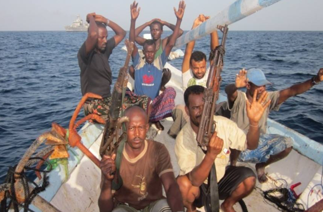 索马里海盗猖獗,为啥只能驱逐不可击毙?如今全球仅一国敢无视