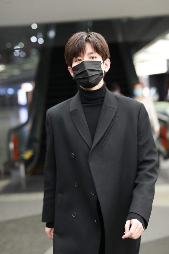 成毅戴口罩也显帅穿一身黑衣潇洒酷炫和古装打扮气质不一样