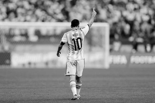 比赛结束后,甚至是半场结束后,梅西的背影.显得那么落寞,那么无奈.