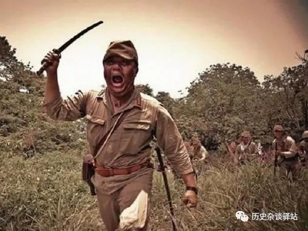 日本人争相渡海逃难日军大佐赤膊坐炮管鼓舞士气令人叹为观止