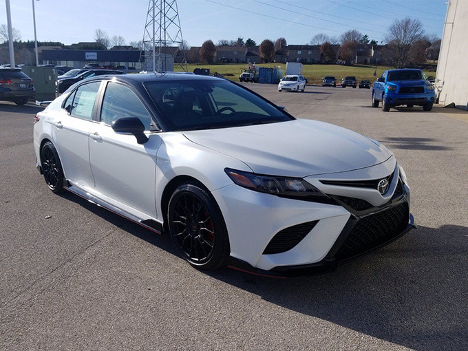 丰田凯美瑞性能版实拍!搭3.5l v6引擎 trd套件,性能全面升级_腾讯新闻