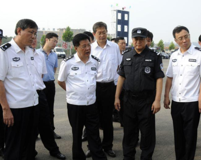 穿"白衬衫"的警察有何不同?怪不得平时很少见到,身份果然不一般