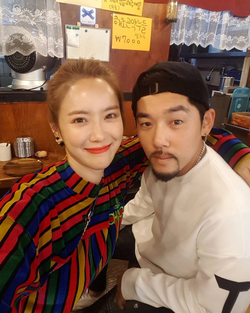 35岁女星刘荷娜近况曝光穿婆婆最爱的裤子躺在公公腿上引发争议