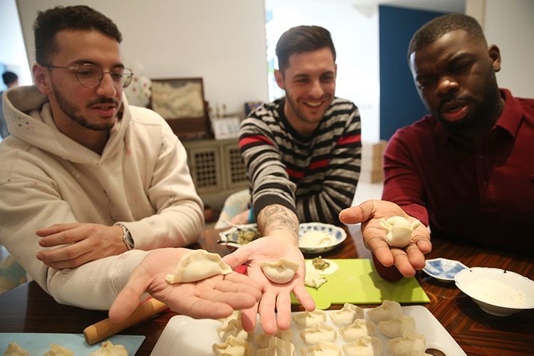 视频老外吃货中国过大年