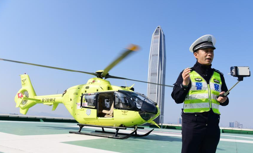 厉害深圳交警空中巡逻监控春运返程车流