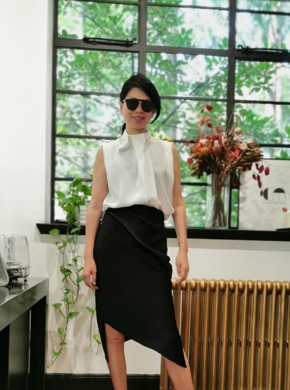 吕燕身穿拼色套装现身清爽洋气高级精致超模气息快溢出屏幕