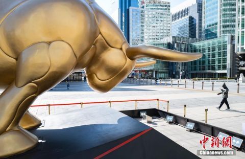 北京金融街"金牛"吸引市民