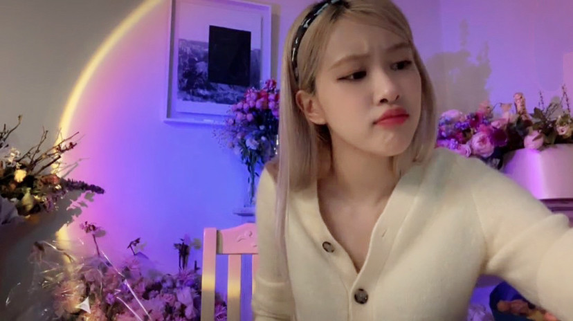 blackpink朴彩英直播引热议,350万人围观吃蛋糕,被要求扣纽扣_腾讯